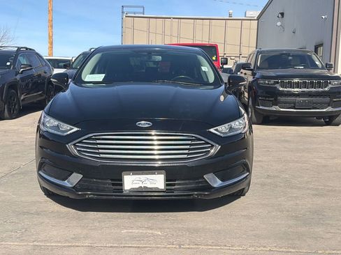 Used 2018 Ford Fusion SE w/ Fusion SE Technology Package image 2