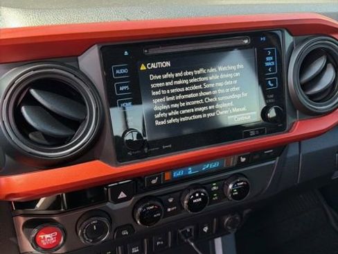 Used 2017 Toyota Tacoma TRD Sport AWD/4WD image 8