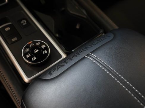 Used 2024 Nissan Pathfinder SV image 30