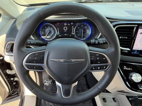 Used 2023 Chrysler Pacifica Touring-L FWD image 15
