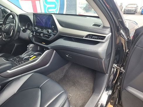 Used 2023 Toyota Highlander L image 15