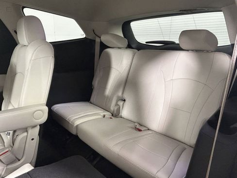 Used 2024 Buick Enclave Essence image 13