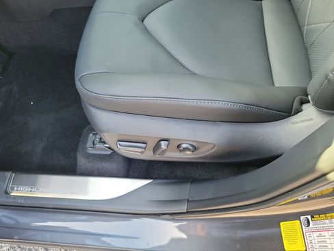 New 2025 Toyota Highlander Platinum image 18