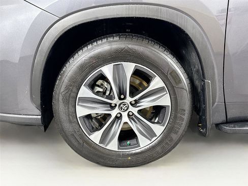 Certified 2024 Toyota Highlander XLE image 12