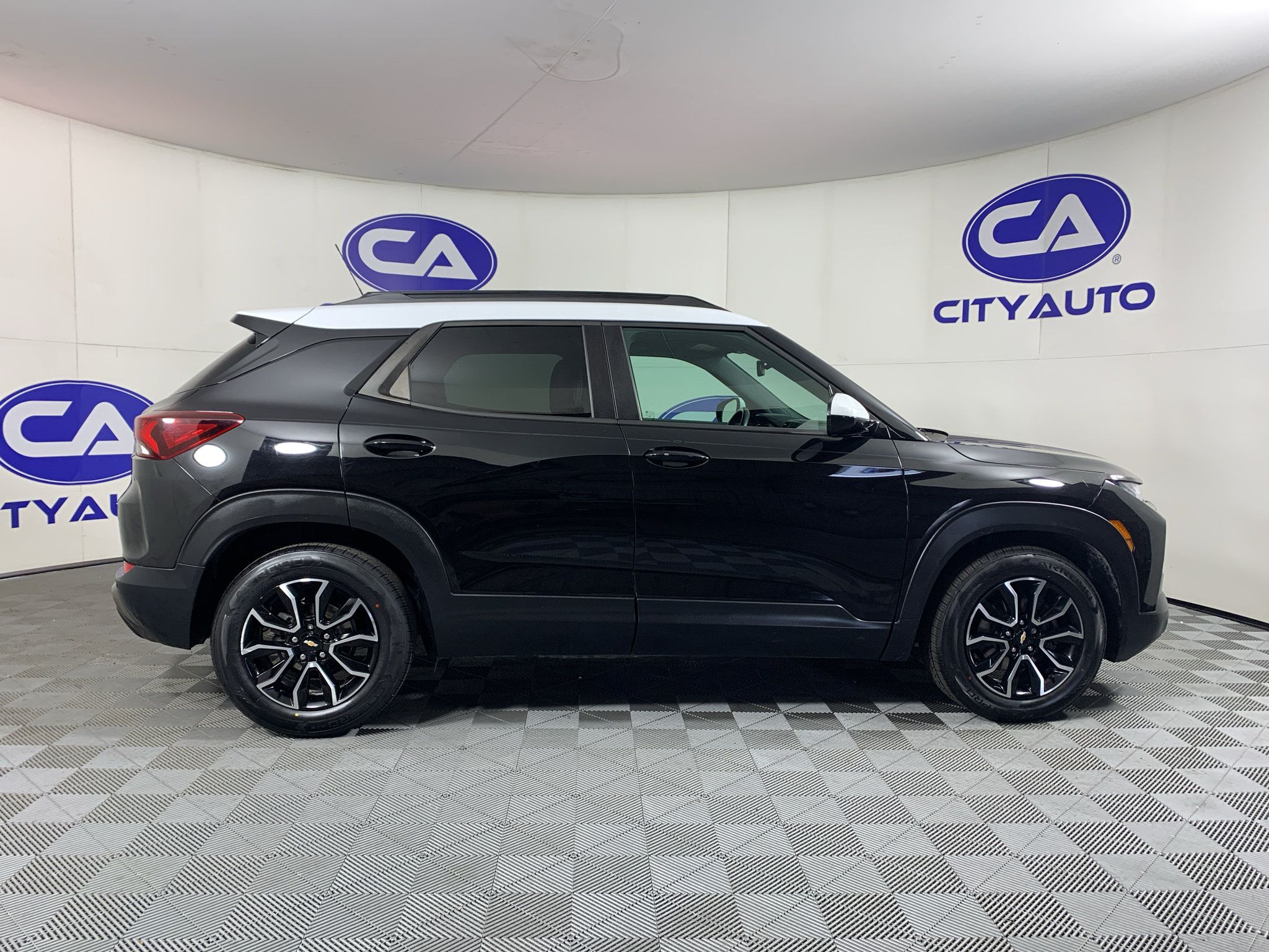 Used 2021 Chevrolet TrailBlazer ACTIV w/ Sun and Liftgate Package FWD image 2