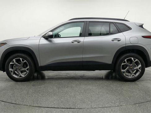 Used 2025 Chevrolet Trax LT w/ LT Convenience Package FWD image 5