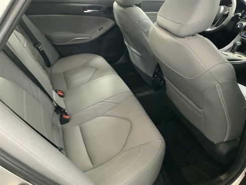 Used 2019 Toyota Avalon Limited image 32