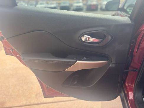 Used 2017 Jeep Cherokee Limited image 18