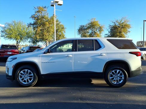 Used 2023 Chevrolet Traverse LS image 2