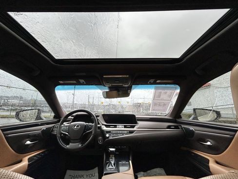 Used 2021 Lexus ES 300h w/ Accessory Package 2 image 18