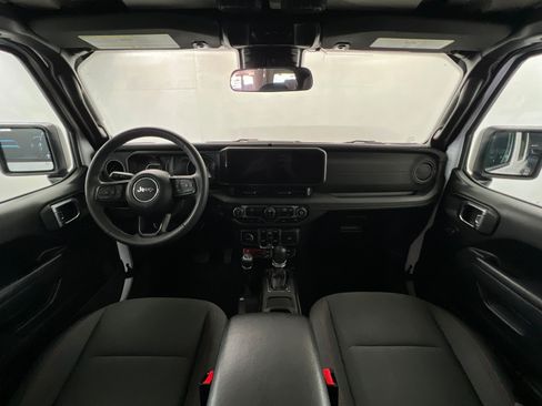 Used 2025 Jeep Wrangler Unlimited Rubicon AWD/4WD image 9