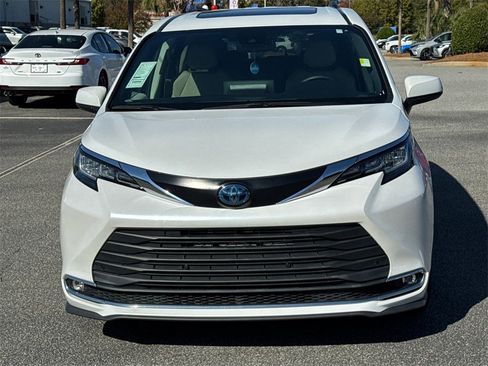 Used 2023 Toyota Sienna XLE image 8