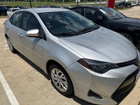 Used 2018 Toyota Corolla LE w/ Carpet Mat Package (TMS) FWD image 2