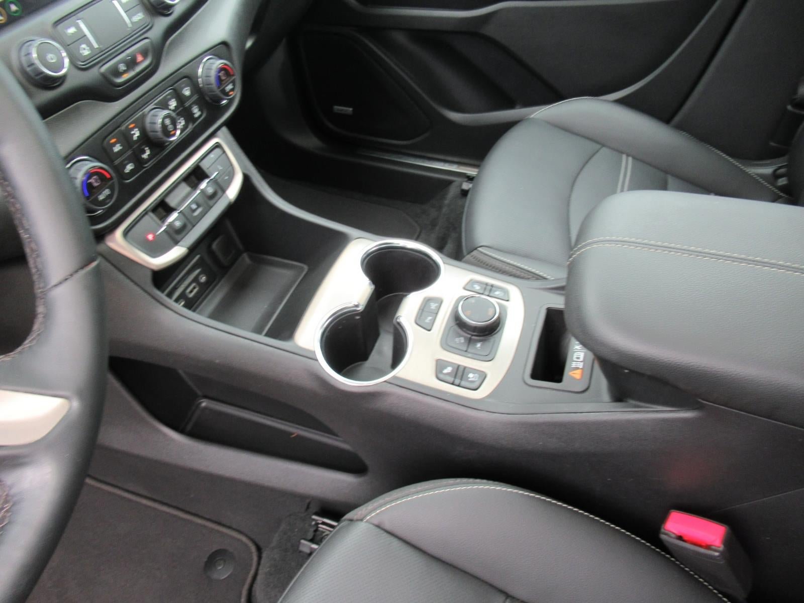 Used 2024 GMC Terrain Denali w/ Denali Premium Package AWD/4WD image 17