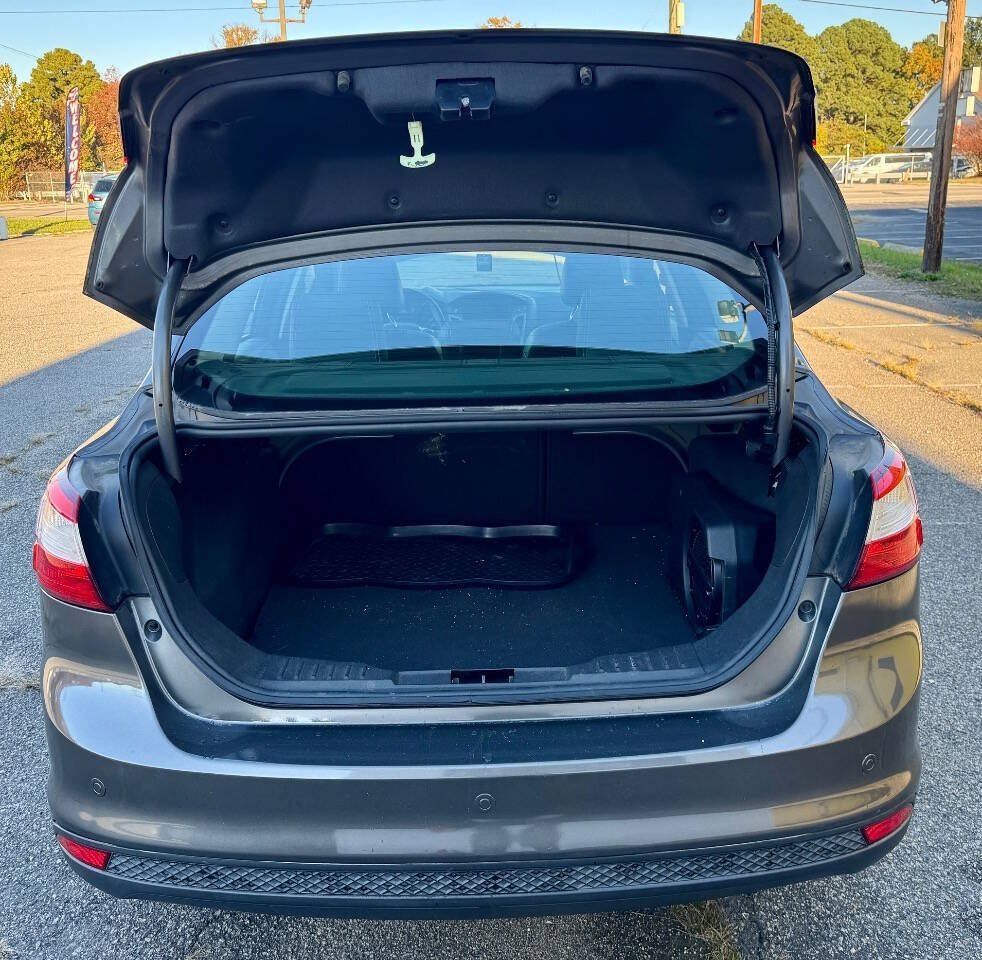 Used 2012 Ford Focus SEL FWD image 9