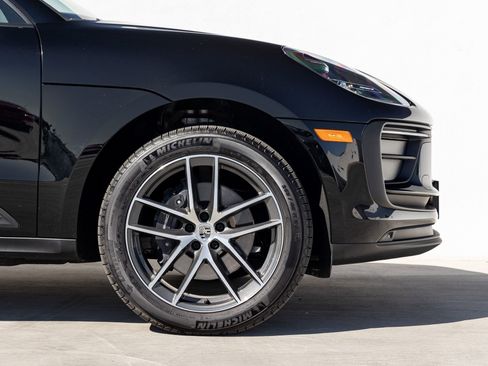 Certified 2025 Porsche Macan image 11