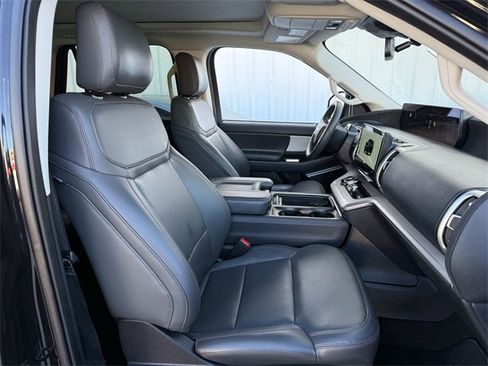 Used 2025 Ford Expedition Active image 29