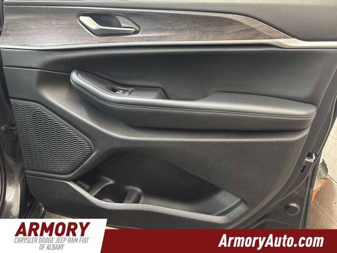 Used 2023 Jeep Grand Cherokee Limited image 32