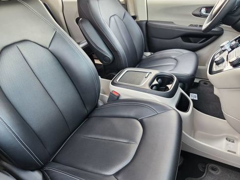 Used 2024 Chrysler Pacifica Touring-L FWD image 14