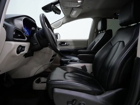 Used 2023 Chrysler Pacifica Touring-L image 12