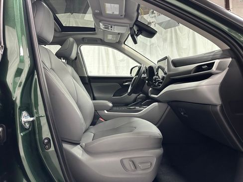 Used 2025 Toyota Highlander XLE image 69
