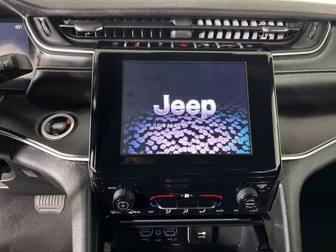 Used 2024 Jeep Grand Cherokee Laredo X image 16