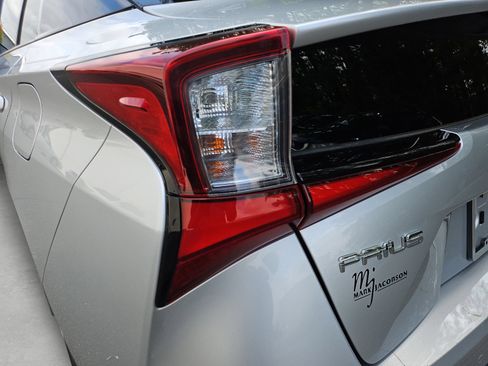 Used 2020 Toyota Prius XLE FWD image 18