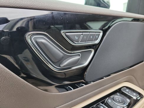 Used 2023 Lincoln Aviator Standard w/ Premium Package image 17