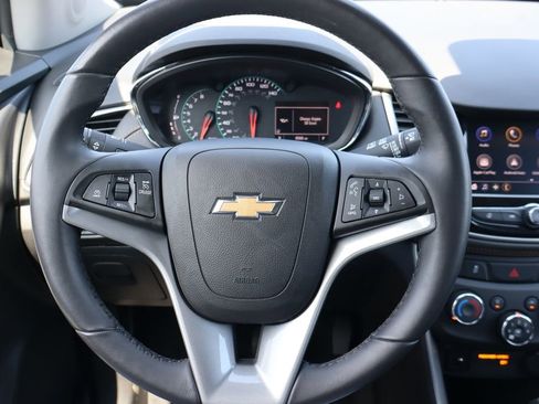 Used 2022 Chevrolet Trax LT w/ LT Convenience Package image 6