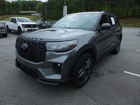 Used 2025 Ford Explorer ST-Line w/ ST-Line Street Pack AWD/4WD image 7