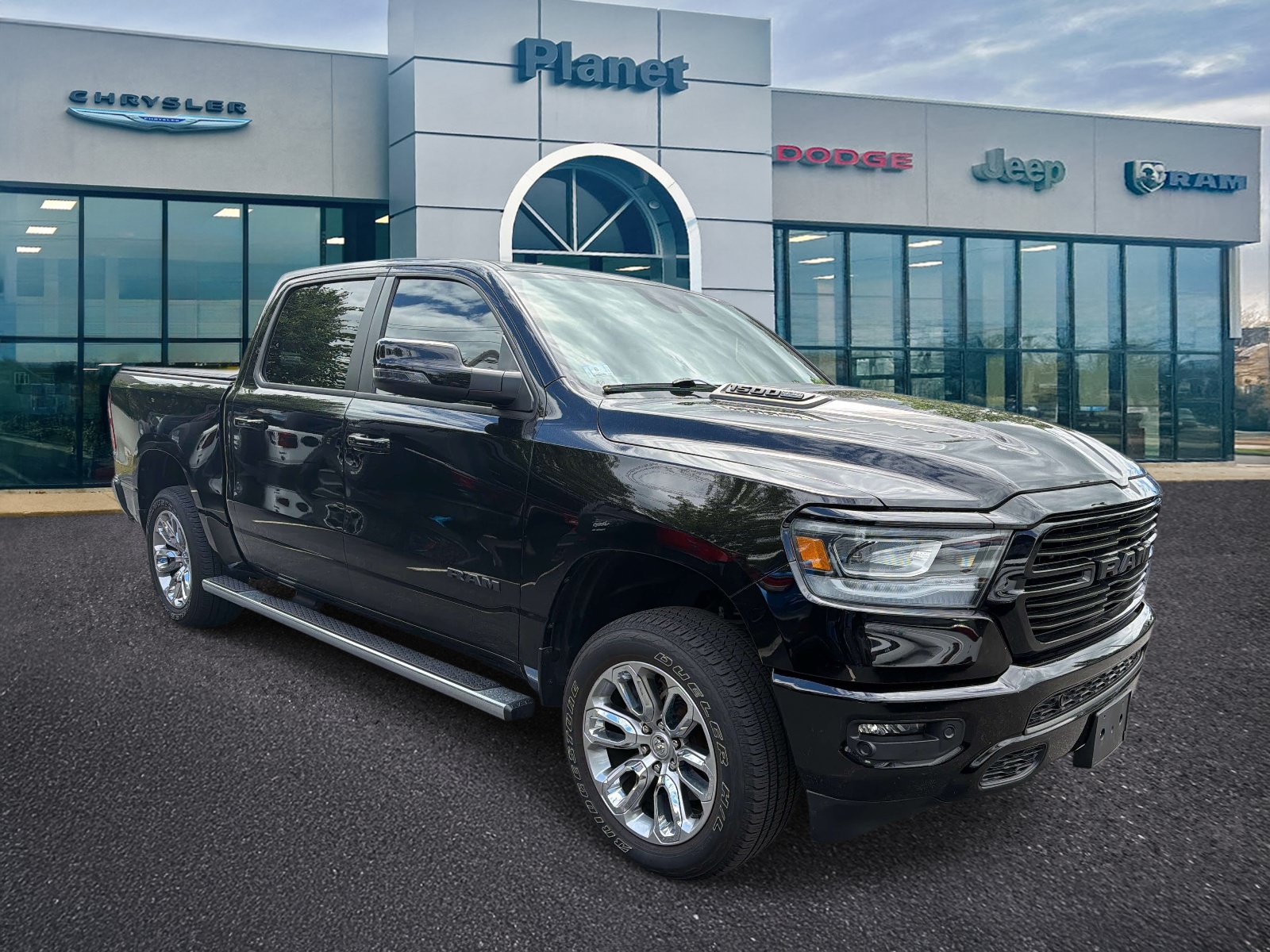 Used 2023 RAM 1500 Laramie AWD/4WD image 1