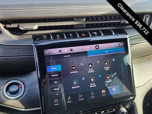 Used 2025 Jeep Grand Cherokee Limited w/ Luxury Tech Group II AWD/4WD image 39