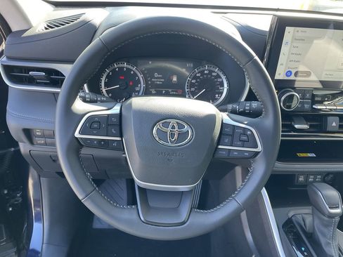 Certified 2025 Toyota Highlander XLE image 16