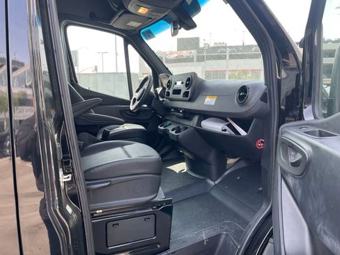 Used 2022 Mercedes-Benz Sprinter 2500 image 3