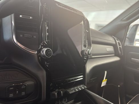 New 2025 RAM 2500 Laramie AWD/4WD image 19