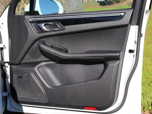 Used 2017 Porsche Macan image 18