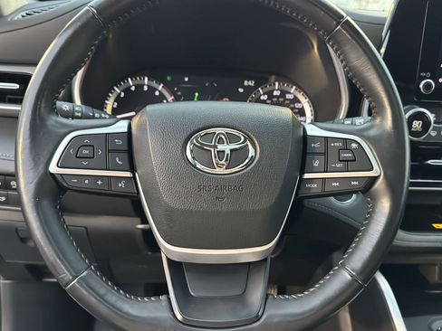 Certified 2023 Toyota Highlander XLE image 17