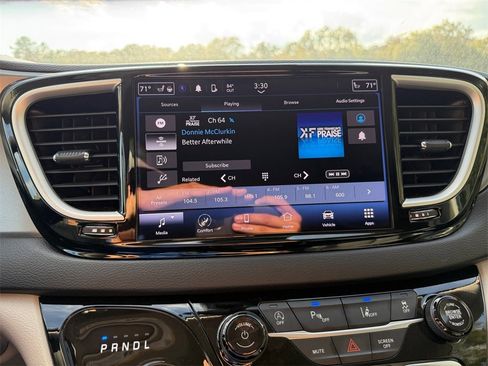 Certified 2024 Chrysler Pacifica Touring-L image 19