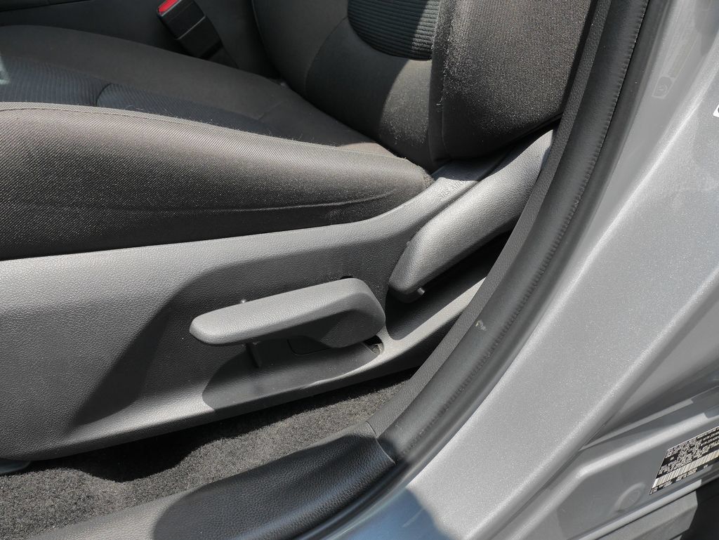 Used 2025 Toyota RAV4 LE AWD/4WD image 21