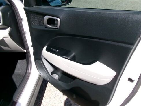 Used 2024 Hyundai Venue SEL image 19