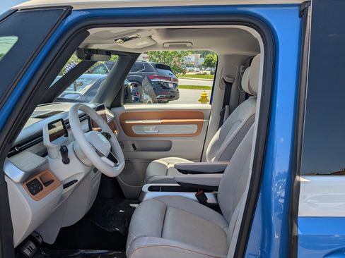 Used 2025 Volkswagen ID. Buzz Pro S Plus RWD image 18