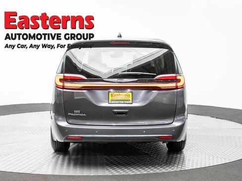 Used 2023 Chrysler Pacifica Touring-L FWD image 6