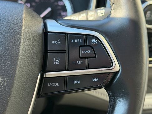 Used 2022 Toyota Highlander XLE image 19