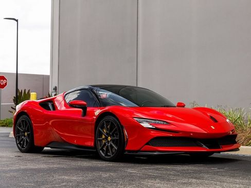 Used 2022 Ferrari SF90 Spider image 17