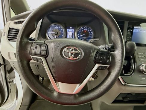 Used 2018 Toyota Sienna L FWD image 11