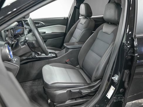 Used 2024 Chevrolet Trax LT w/ Sunroof Package FWD image 15
