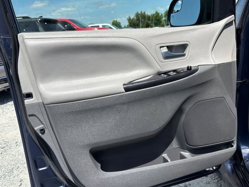 Used 2018 Toyota Sienna LE FWD image 15