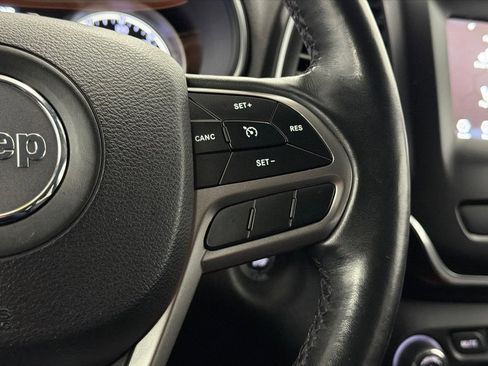 Used 2019 Jeep Cherokee Latitude Plus w/ Comfort/Convenience Group image 21