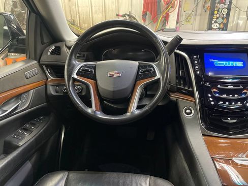 Used 2018 Cadillac Escalade ESV Premium Luxury w/ LPO, Radiant Package AWD/4WD image 17