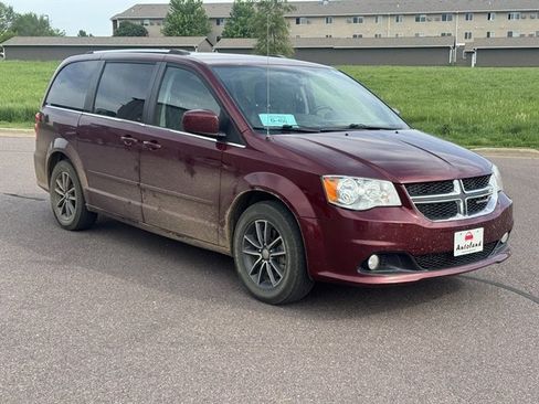 Used 2017 Dodge Grand Caravan SXT FWD image 2